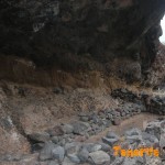 Detalle de la cueva-corral con muretes