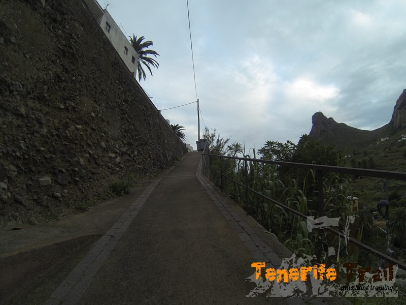 Ascendiendo hacía la carretera en Taganana