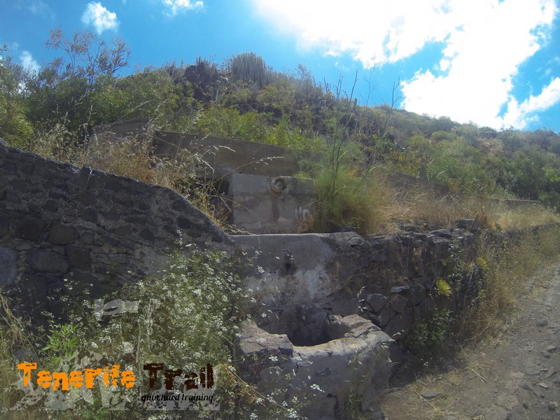 Punto de agua al lado de la presa Tahodio cerca de una casa