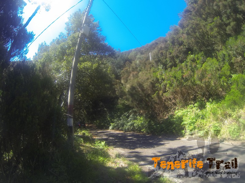 Llegada antigua carretera vieja en Pico del Inglés tiras a tu izquierda desciendes
